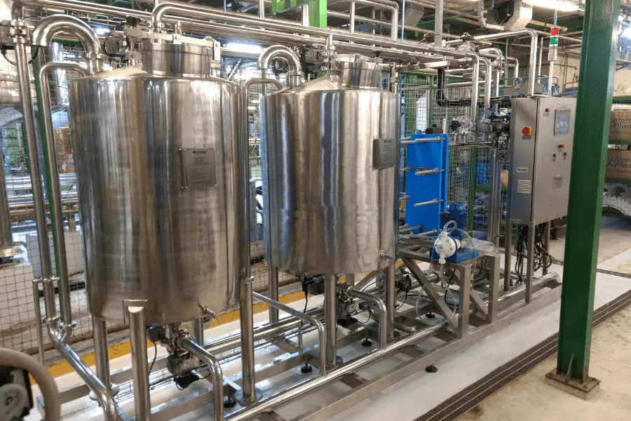 Skid com tanques inox e painel de automação